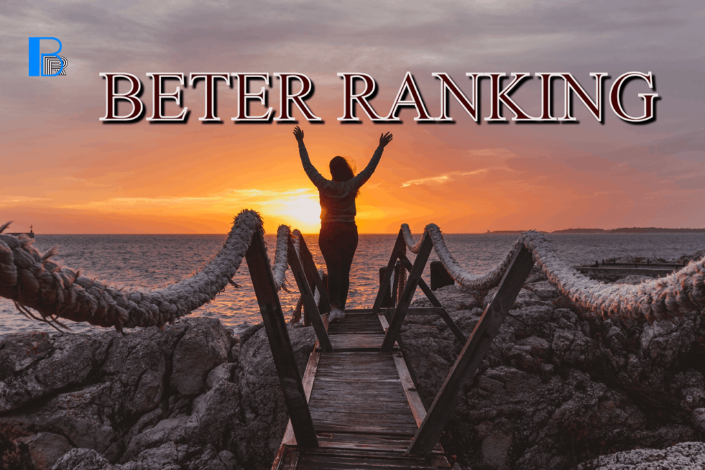 Beter ranking .vrouw die met de armen in de lucht naar de zonsondergang kijkt op het einde van de pier aan de zee die mooi rood oranje kleurt